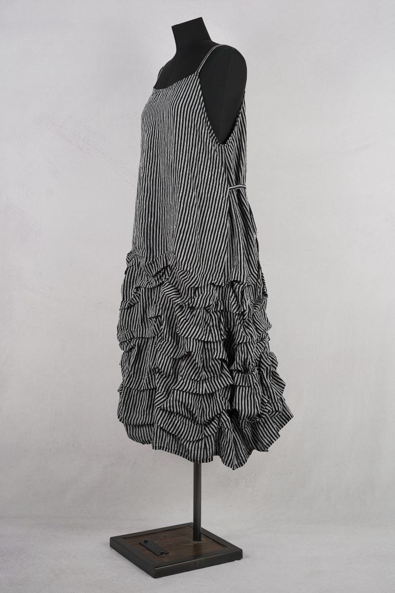 krista-larson-designs-tunnel-slip-black-dove-ash-abby-maud-profil-pied krista larson designs tunnel slip black dove ash abby maud profil pied